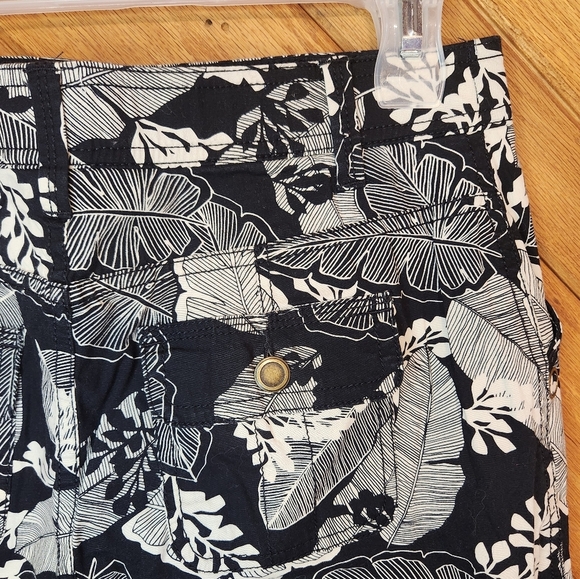 Croft & Barrow black and white leaf print classic fit skort size 4 stretch - Picture 9 of 10